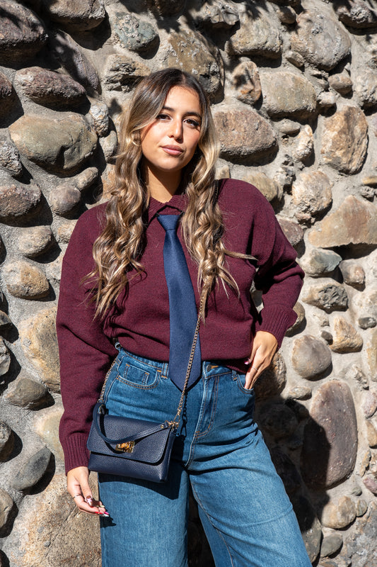 Maglia bordeaux con cravatta blu